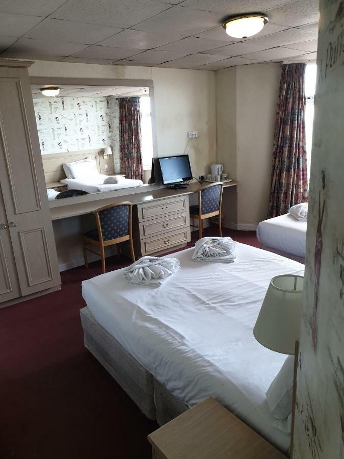 The Parisienne Hotel Blackpool Room photo